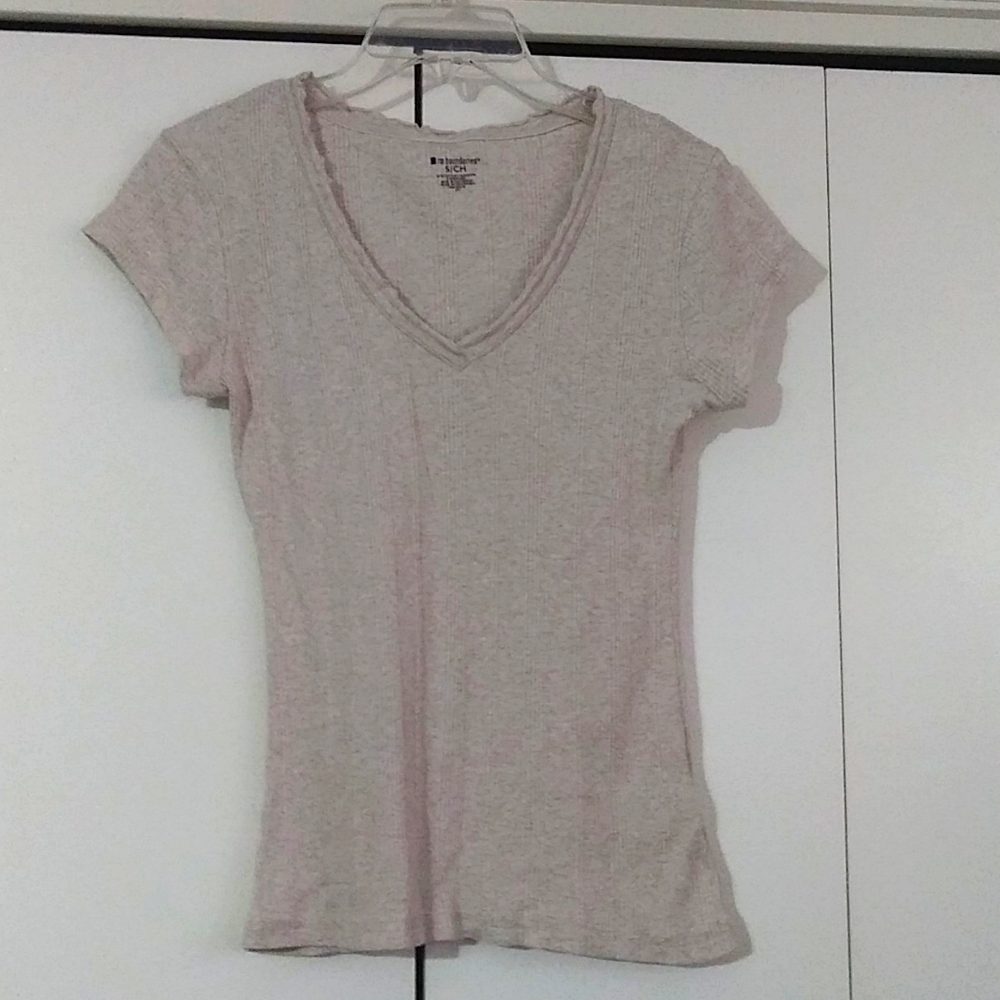 Womens/junior short sleeve tee with V kneck